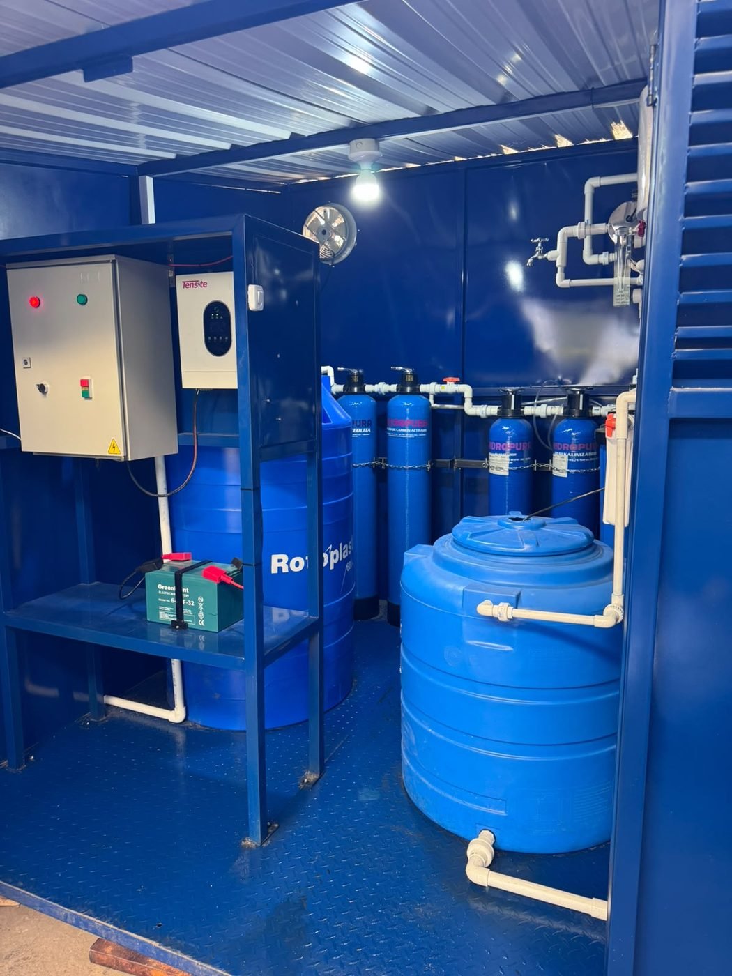 Interior de una planta autónoma de tratamiento de agua de SIMPROLAB: filtros, tanques y tablero de control