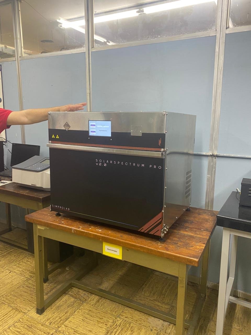 SolarSpectrum Pro v2.0 sobre una mesa de laboratorio